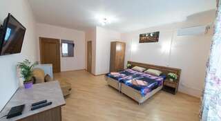 Гостиница Guest House Ksenia Краснодар Двухместный номер с 1 кроватью или 2 отдельными кроватями + дополнительной кроватью-2