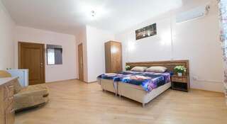 Гостиница Guest House Ksenia Краснодар Двухместный номер с 1 кроватью или 2 отдельными кроватями + дополнительной кроватью-3